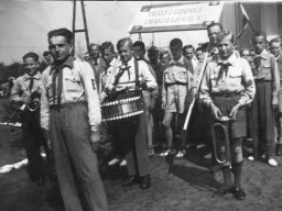 Harcerze przed pochodem lata pięćdziesiąte